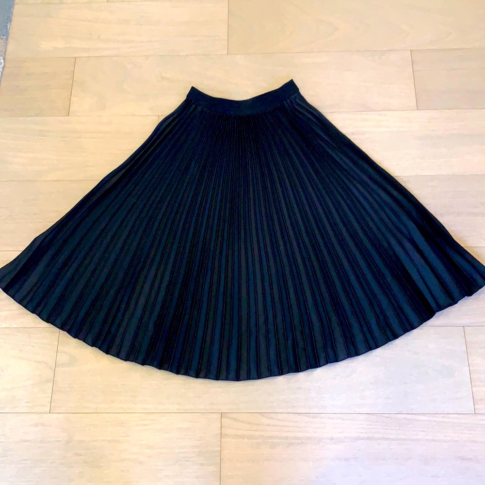 Cute black pleated long skirt!